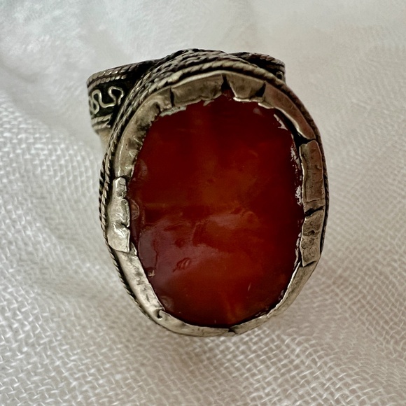 Antique Afghan Tribal Carnelian Saddle Ring – 19th‑20th C. Heart‑Shaped Band - Picture 5 of 13